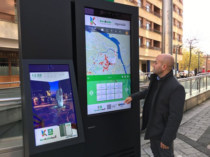 Presentación de los quioscos de información turística de Barakaldo, con el concejal David Solla.