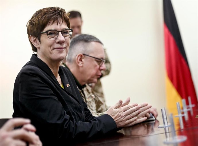 Annegret Kramp-Karrenbauer, ministra de Defensa de Alemania, en una reunión en Kabul con su homólogo afgano