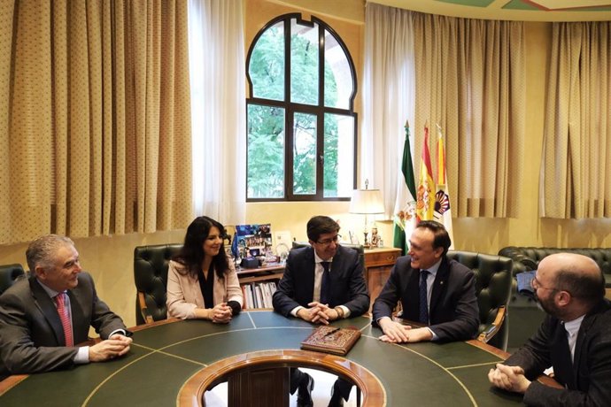 Marín (centro), entre Joyera y Gómez Villamandos, durante su encuentro en el Rectorado de la UCO.