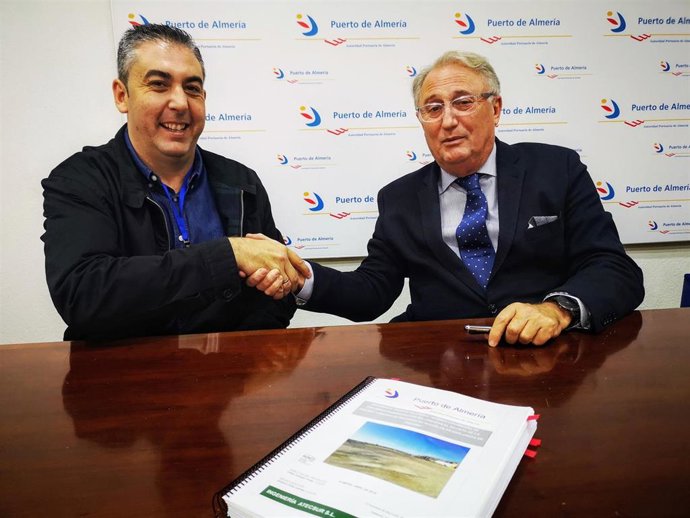 Firma del contrato para la construcción de la explanada en la puerto de Almería