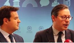 EL PORTAVOZ DEL PP EN LA ASAMBLEA DE MADRID, ALFONSO SERRANO, JUNTO CON EL ALCALDE DE LAS ROZAS, JOSÉ DE LA UZ