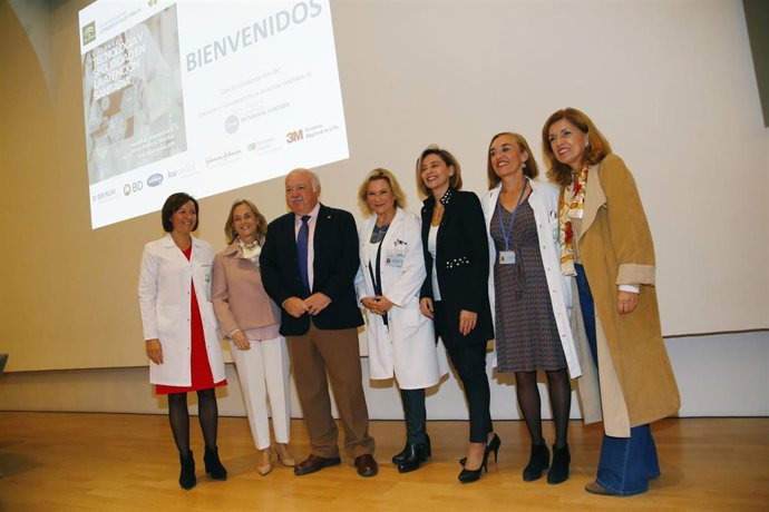 Jesús Aguirre (3 izda.) en la inauguración de la 'V Jornada sobre Tecnología y Seguridad en la Atención Sanitaria' en el Hospital Reina Sofía de Córdoba.