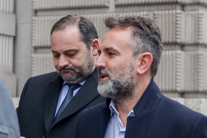 El ministre de Foment en funcions, José Ábalos (e), als voltants del Congrés dels Diputats, minuts abans de la segona reunió de PSOE i ERC per a la formació de Govern espanyol, a Madrid (Espanya), 3 de desembre del 2019.