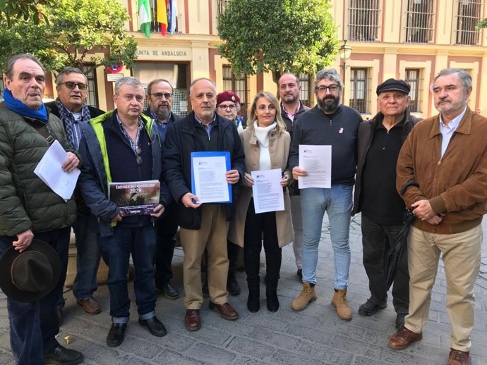 Miembros de la Coordinadora Andalucía Republicana presentan un requerimiento a la Junta de Andalucía sobre los restos de Queipo