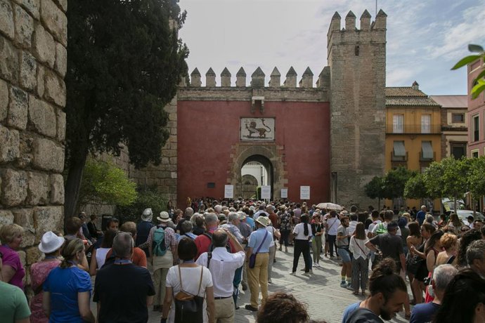 Visitantes esperan su turno para entrar en el Real Alcázar