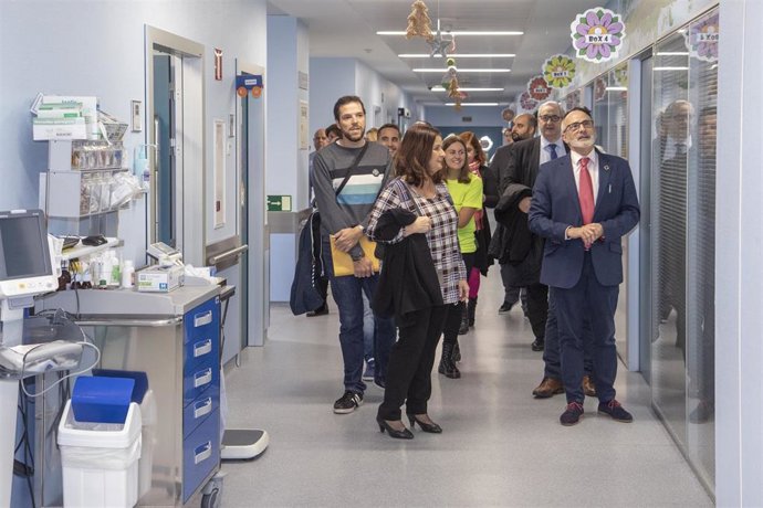 El consejero de Sanidad, Miguel Rodríguez, asiste al acto con motivo del Premio a la mejor labor de humanización sanitaria, otorgado por New Medial Economics a Buscando Sonrisas por su trayectoria