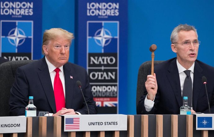 Donald Trump junto a Jens Stoltenberg en la cumbre de la OTAN