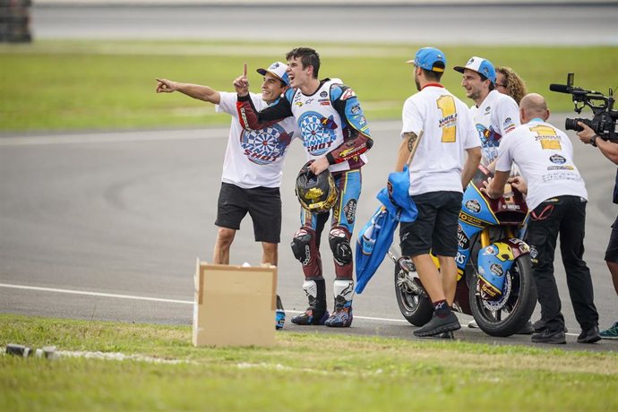 Los hermanos Márquez celebran el título de Moto2 de Alex