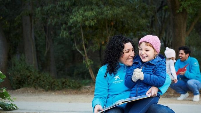 Imagen de una actividad desarrollada por los voluntarios de La Caixa.