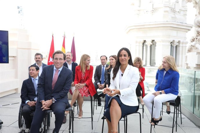 El alcalde de Madrid, José Luis Martínez-Almeida y la vicealcaldesa, Begoña Villacís, acompañados por todos los miembros del equipo de Gobierno municipal, presiden un acto para hacer balance de los primeros 100 días de gobierno, en CentroCentro, Madrid 