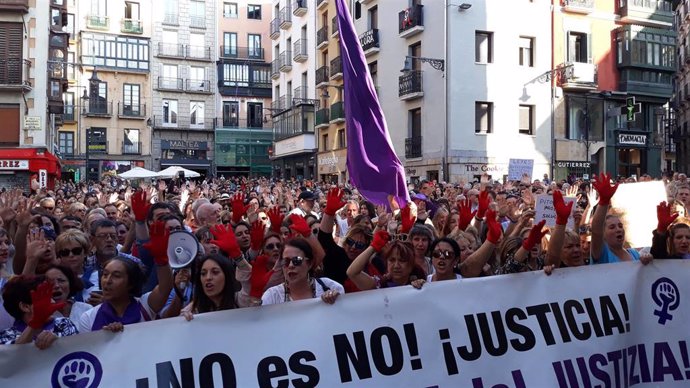    Miles de personas han abarrotado este viernes la plaza del Ayuntamiento de Pamplona, convocadas por Andrea y Lunes Lilas, para expresar su rechazo a la puesta en libertad de los miembros de 'La Manada'