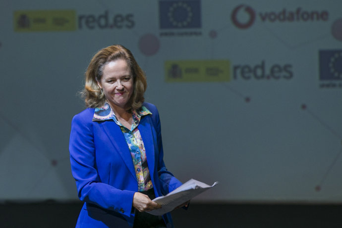 La ministra de Economía y Empresa en funciones, Nadia Calviño, tras su intervención en la presentación del proyecto Piloto 5G en Andalucía. En el Vodafone 5G Smart Center. 
 












 

Sevilla, a 28 de noviembre de 2019.