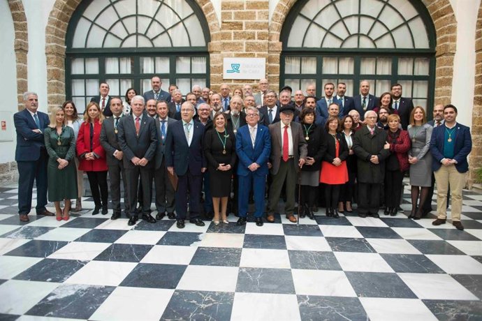 Foto de familia de la celebración de 40 años de democracia en la Diputación