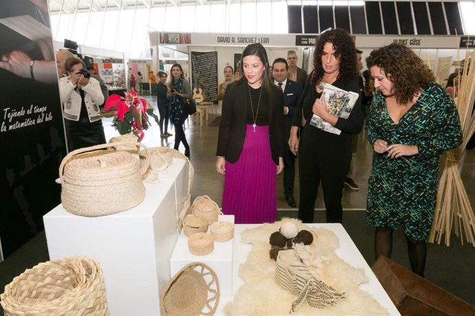 La consejera de Turismo, Industria y Comercio del Gobierno de Canarias, Yaiza Castilla, asiste a la inauguración de la Feria de Artesanía