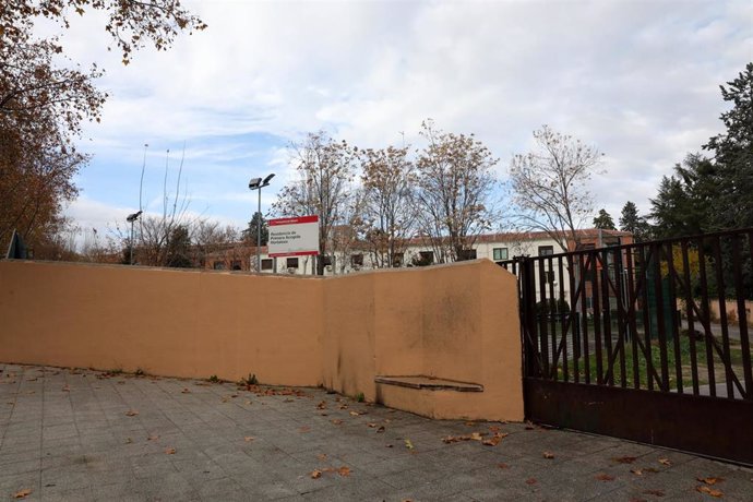 Puerta principal del Centro de Menores de Hortaleza donde la policía investiga el lanzamiento de una granada al patio del mismo, en Madrid (España), a 4 de diciembre de 2019.