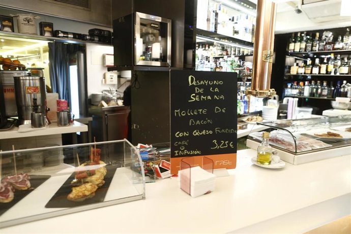 trabajador, trabajando, camarero, bar, autónomo, consumo, tapas, cafetería, precios, IPC, empleo, paro, parados, hostelería, chorizo, tortilla