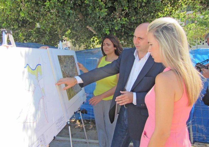 El parlamentario andaluz del PSOE Francisco Conejo examina planos de la Ciudad Aeroportuaria en una imagen de archivo.