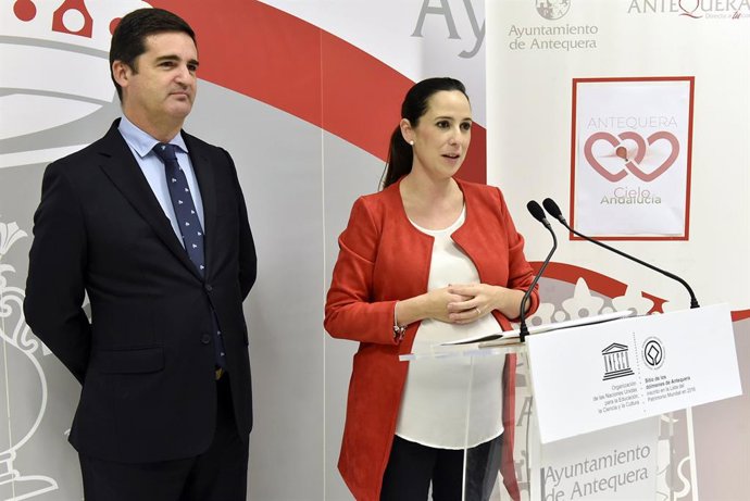 La teniente de alcalde delegada de Turismo, Ana Cebrián, y el ceo de Globotur Comunicación Aerostática, Javier Benítez, en rueda de prensa