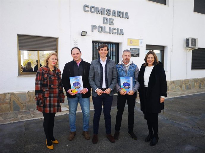 El vicesecretario de Comunicación del PP y diputado nacional por Málaga, Pablo Montesinos; la también diputada nacional Carolina España; y la alcaldesa, María Paz Fernández, visitan la Comisaría tras un encuentro con Jupol.