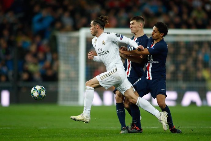 Gareth Bale intenta zafarse de Meunier y Marquinhos en el Real Madrid-PSG de la Liga de Campeones 2019-2020
