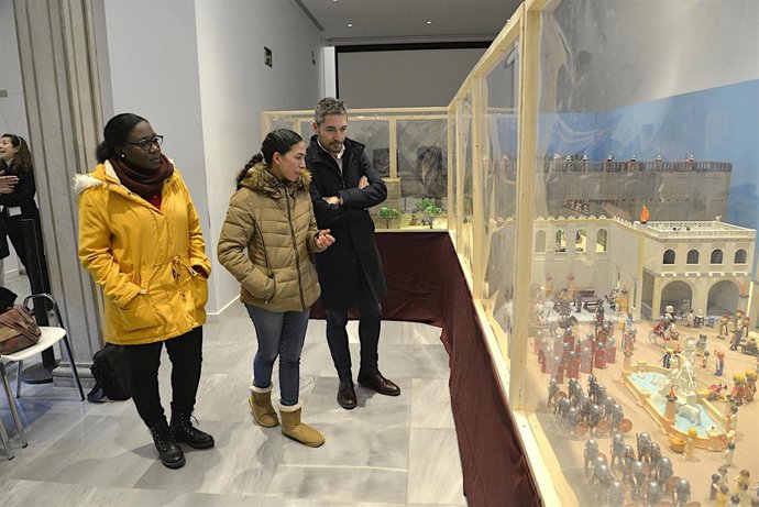 Imagen de la visita del concejal de Comercio y Turismo, Manuel Olivares, al belen de playmobil