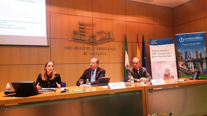 La project manager de Greencities 2020, Patricia Alarcón; Adolfo Borrero, presidente de Agenda Digital de la CEA; y Rafael de la Paz, director de Greencities.