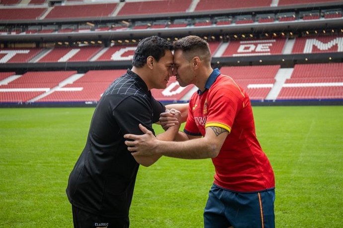 El All Black Chirs Masoe y el internacional español Brad Linklater hacen el tradicional saludo hongi