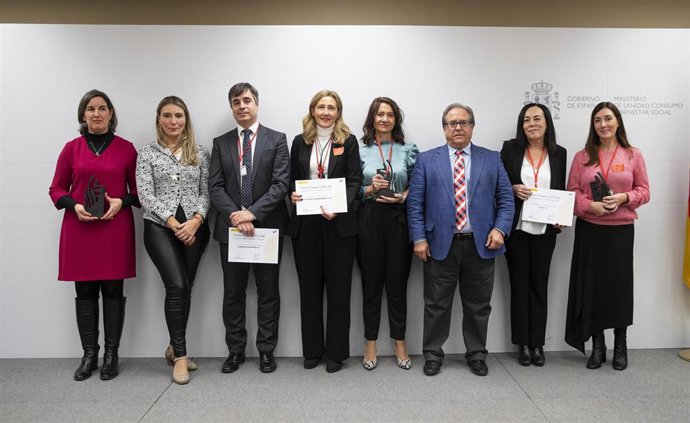 El Director General de Servicios para la Familia y la Infancia del Ministerio de Sanidad, Consumo y Bienestar Social, Ángel Parreño Lizcano, con los representantes de las empresas ganadoras del Premio Empresa Flexible, 2019.