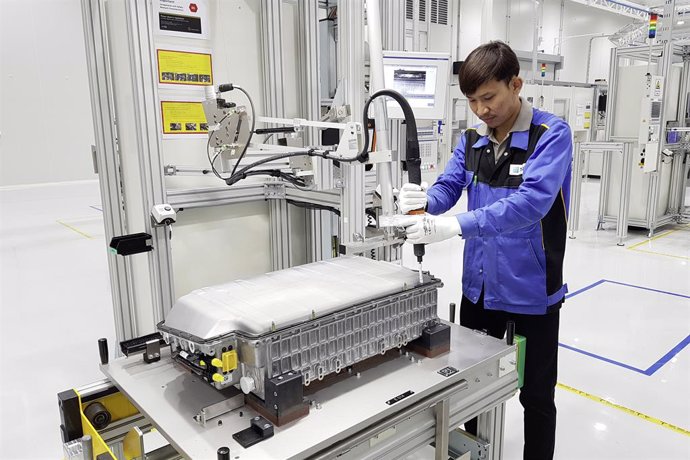 Daimler invierte más de 100 millones en nueva fábrica de baterías en Tailandia