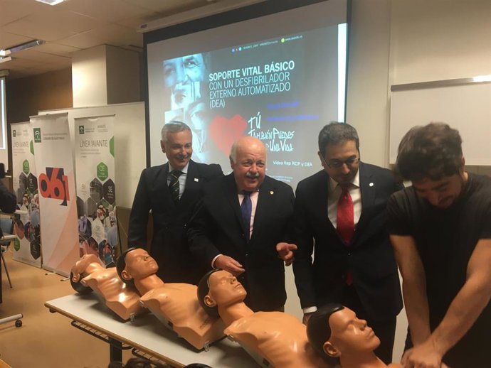 Jesús Aguirre (2 izda.) durante una demostración de RCP en el Reina Sofía de Córdoba.