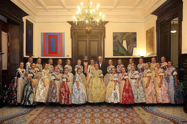 Falleras Mayores de Valencia y sus Cortes