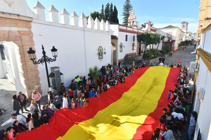 Los niños de Tomares celebran Día de la Constitución con una bandera gigante
