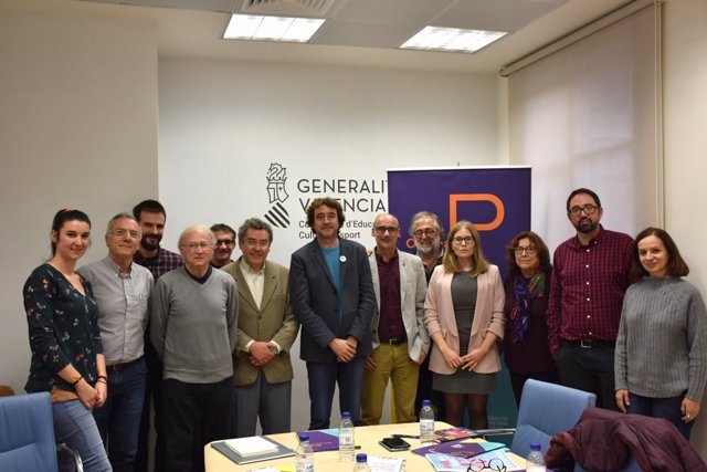 Entitats entreguen al director general de Multilingüisme, Rubén Trenzano, l'informe 2019 sobre vulneració de drets de valencianoparlants