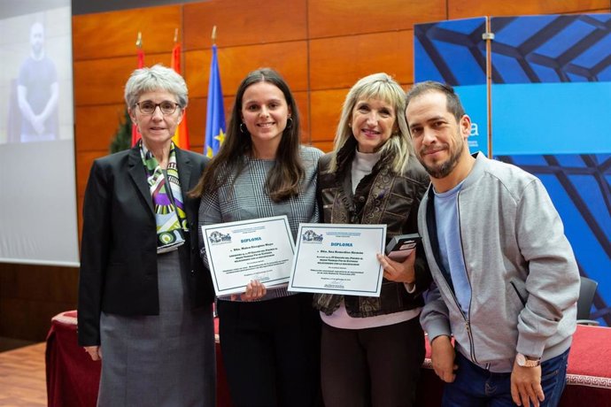 De izda. A dcha. Sagrario Anaut, Malen Eizaguirre (primer premio), Inés Gabari (recoge el accésit de Ana Remedios Alemán) y El Langui, invitado a la ceremonia de entrega.