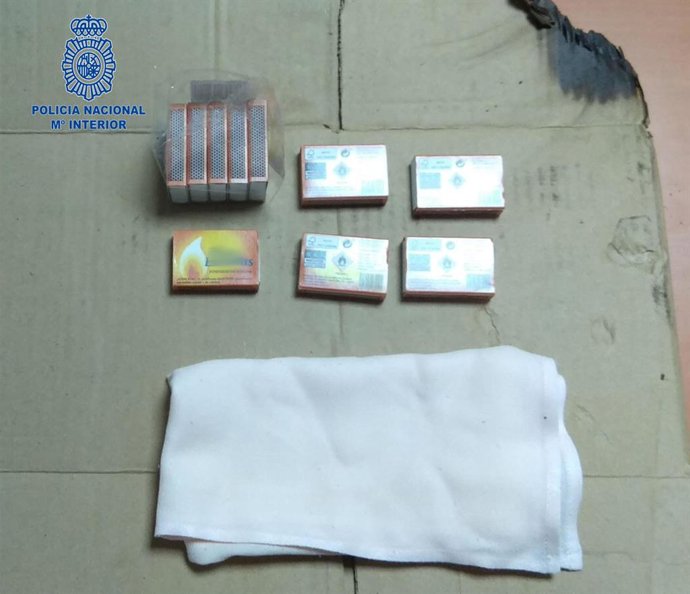 Caixes de llumins i un cartró cremat amb els quals presumptament la detinguda es disposava a calar foc a la porta de la seva mare.