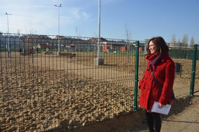 La concejal de Medio Ambiente y Desarrollo Sostenible, María Sánchez, en uno de los parques caninos de Valladolid.