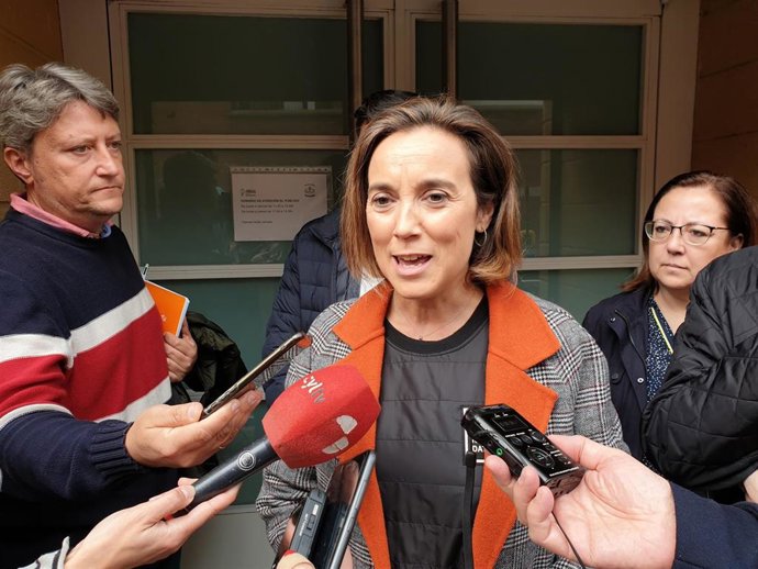 Cuca Gamarra atiende a los medios de comunicación en Salamanca.