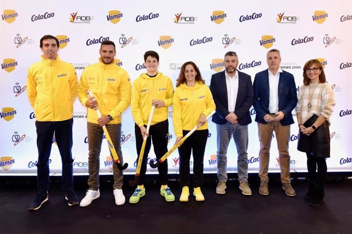 Saúl Craviotto en la entrega de la beca Cola Cao a Moisés Cantín