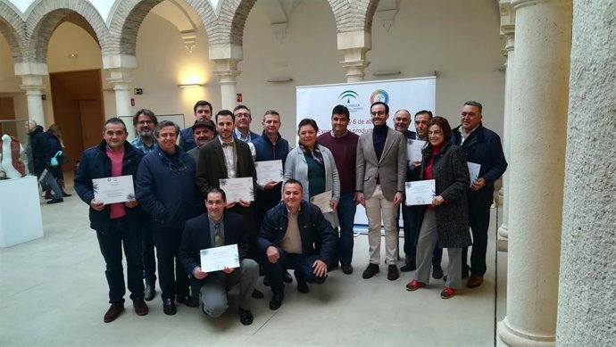 Herrador (quinto por la dcha.), junto a artesanos cordobeses