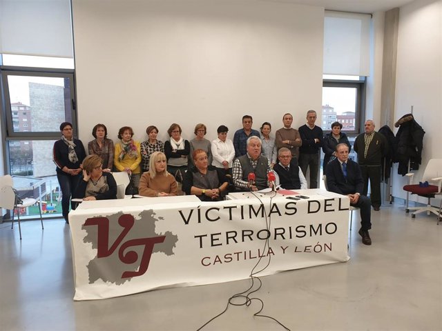 El presidente de la AVTCyL, Juan José Aliste, en rueda de prensa junto a integrantes de la asociación.
