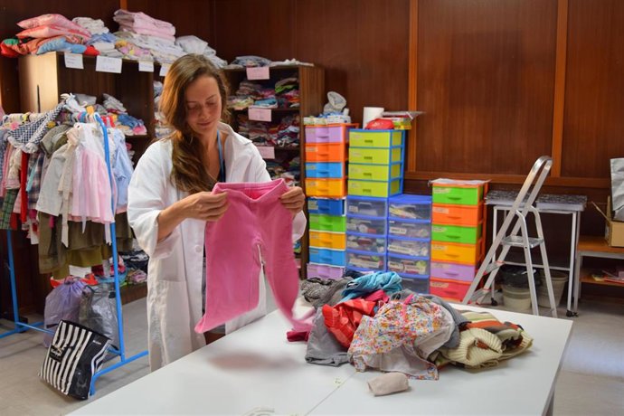 Voluntaria clasificando las prendas donadas a la Orden de San Juan de Dios