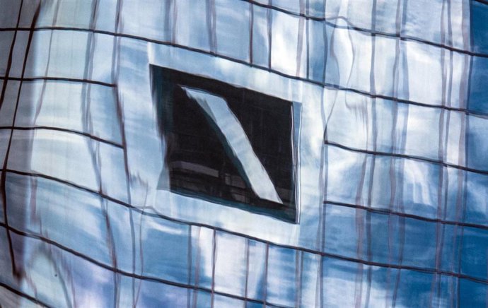 Logo de Deutsche Bank en las oficinas de su sede en Frankfurt (Alemania)