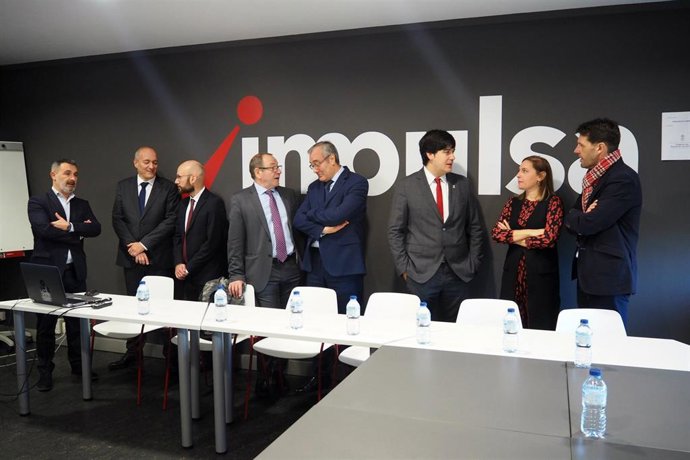 Reunión del consejero de Ciencia, Innovación y Universidad del Principado, Borja Sánchez, el jefe del área de Innovación de Puertos del Estado, José Llorca, y empresarios de la Milla del Conocimiento de Gijón