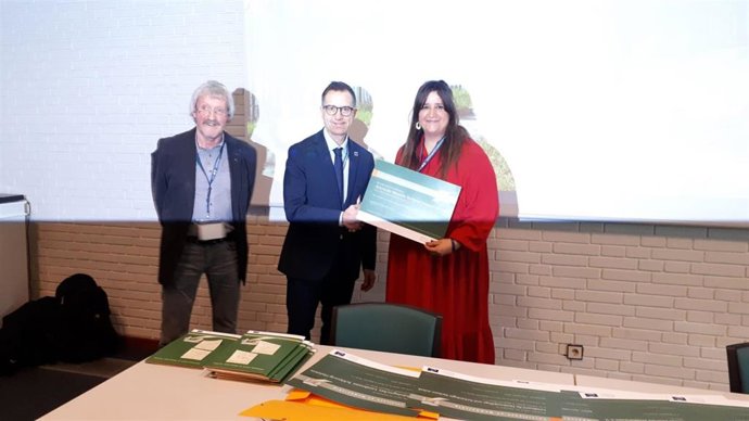 De izquierda a derecha: Bodo Zehm, director técnico del Itinerario Megalithic Routes, Stefano Dominioni, director del Instituto Europeo de Itinerarios Culturales y Vanesa Balaguer Alonso, gerente de la ADT Campoo Los Valles