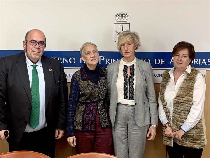El director general de Centros educativos de Cantabria, Jesús Oria; las consejeras de Educación de Asturias y Cantabria, Carmen Suárez y Marina Lombó, y la directora general de Planificación e Infraestructuras Educativas del Principado, Ana Isabel López