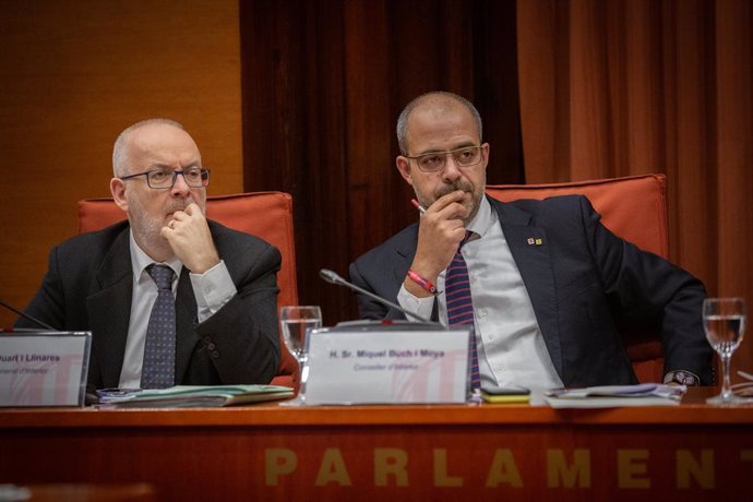 El conseller d'Interior, Miquel Buch (d), a la comissió d'Interior per donar una compareixena pel dispositiu policial després de la sentncia de l'1-O i el canvi en la direcció dels Mossos, al Parlament de Catalunya, 4 de desembre del 2019.