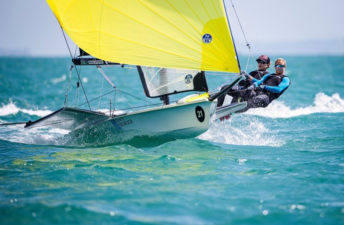 España remonta posiciones en el Mundial de vela de Auckland