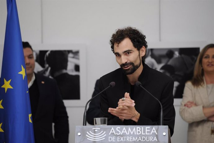 [Grupoextremadura] Np Y Fotografías Inauguración Exposición "La Revolución De La Empatía" En La Asamblea De Extremadura
