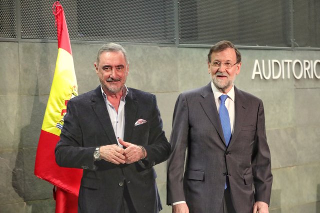 (I-D) El periodista de la COPE Carlos Herrera, y el expresidente del Gobierno Mariano Rajoy, durante la presentación del libro de Rajoy, "Una España Mejor", en la Fundación Rafael del Pino, en Madrid a 4 de diciembre de 2019.