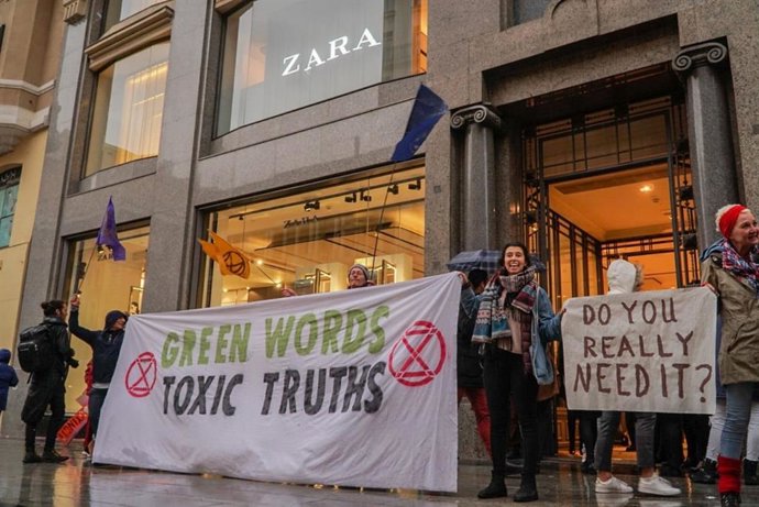 Activistas de Extinción Rebelión en la macrotienda de Zara en la Gran Vía de Madrid
